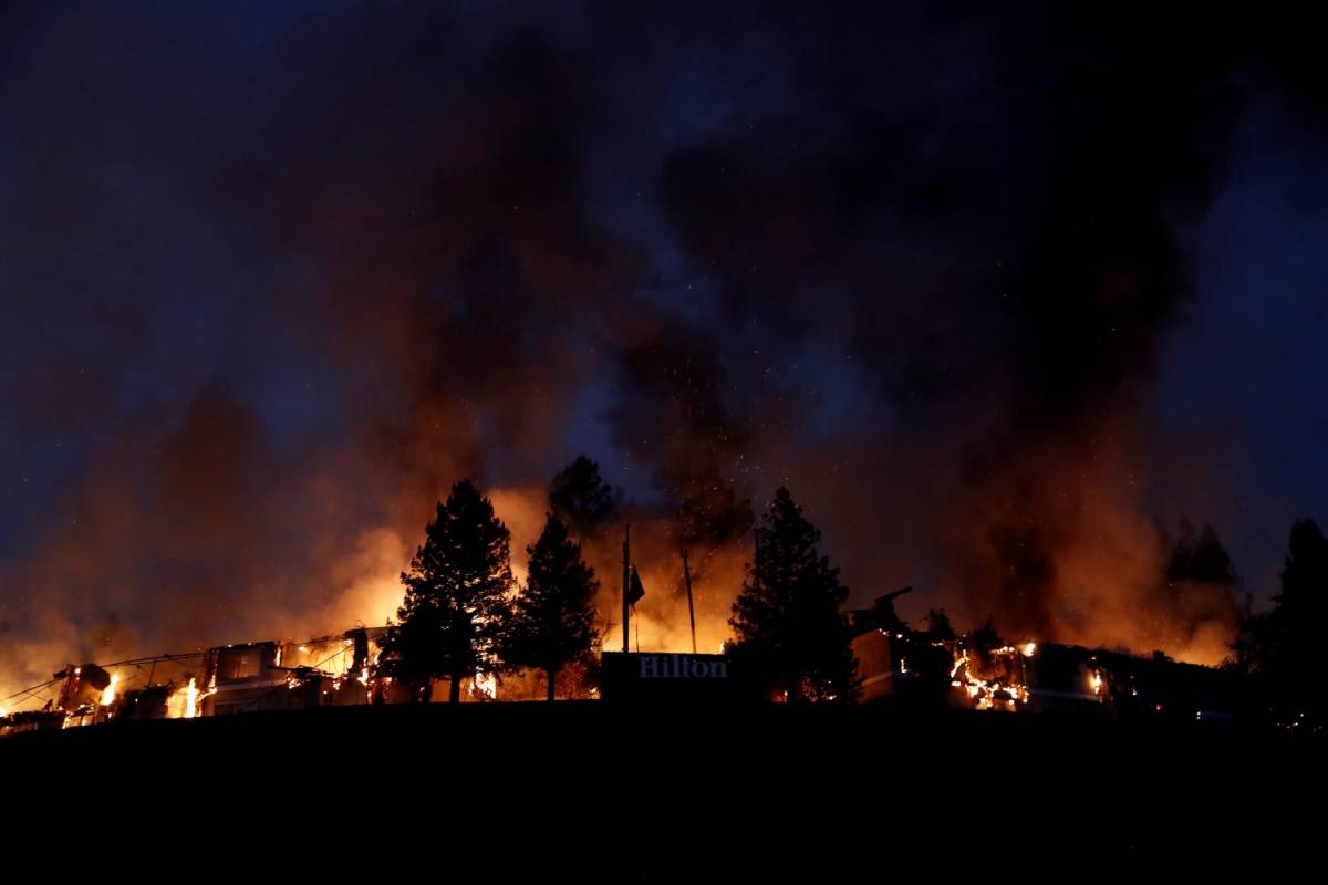 La California brucia: proclamato lo stato di emergenza 