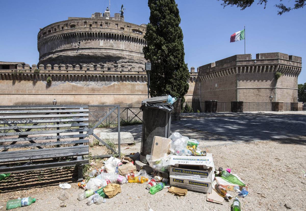 Roma sfregiata dai rifiuti e dai delinquenti