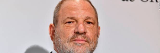 "Weinstein fece sesso con una 25enne nella stanza accanto alla moglie incinta"
