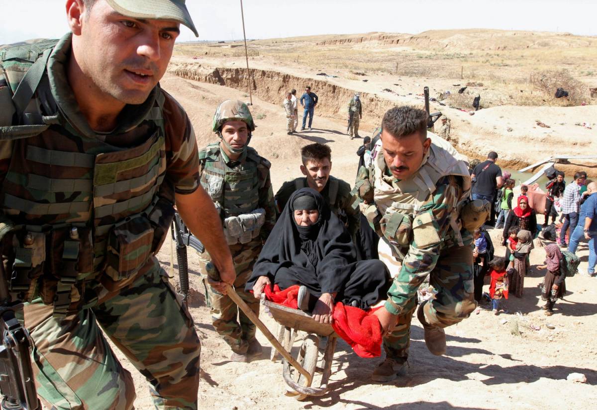 Peshmerga curdi aiutano i civili a sudovest di Kirkuk