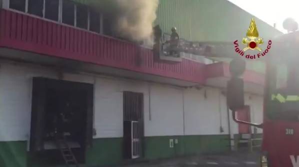 Capannone in fiamme a Trezzano sul Naviglio. Chiuse le scuole per rischio amianto