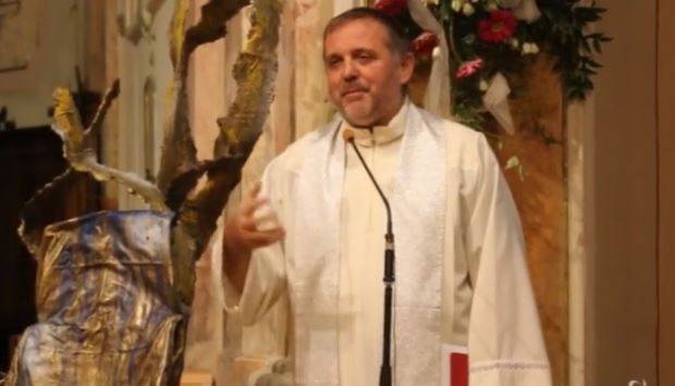 Il parroco che lancia il rosario contro l'invasione degli islamisti