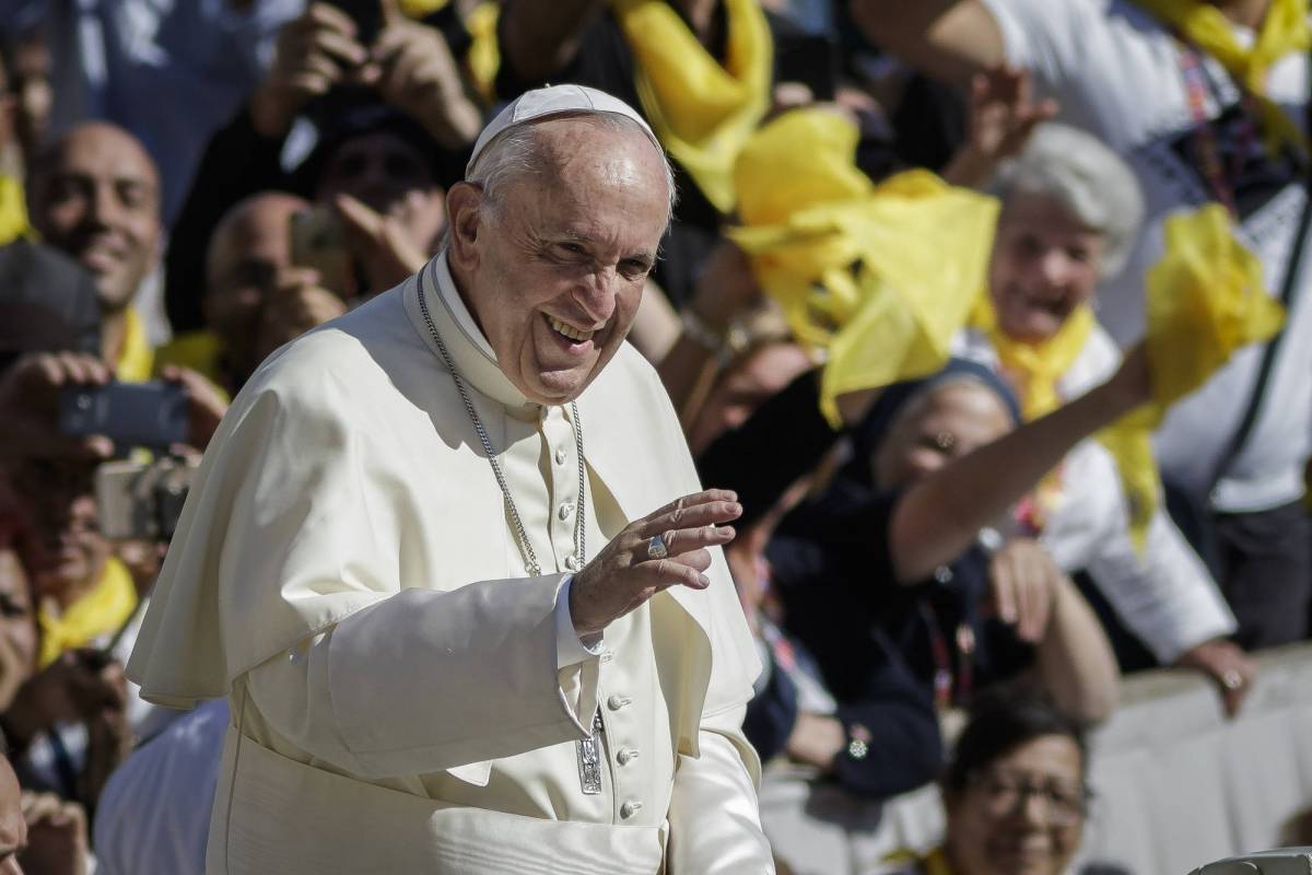 Un fucile in regalo al Papa "Era sorpreso ma curioso"