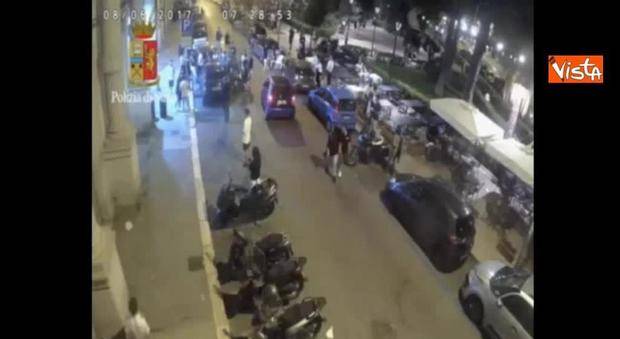 Coppia gay picchiata in pieno centro a Bari