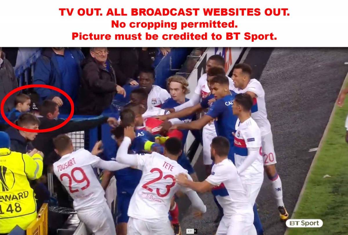 Rissa furibonda in Everton-Lione: un tifoso inglese colpisce il portiere Lopes