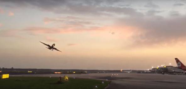 Air Berlin, scatta l'indagine per inchino a torre di controllo