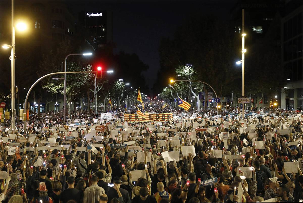 La Catalogna è commissariata. Barcellona: "Un colpo di Stato"