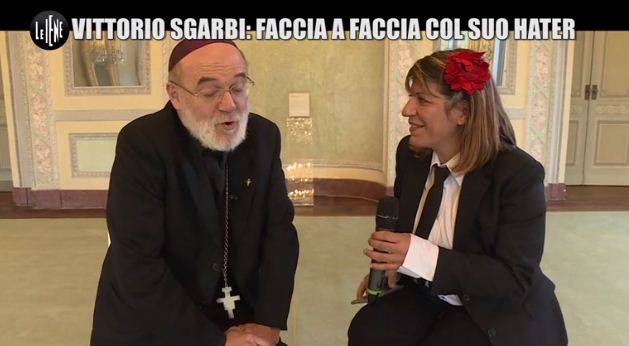 Lo scherzo delle Iene a Vittorio Sgarbi: incontra il prete che lo insulta sui social