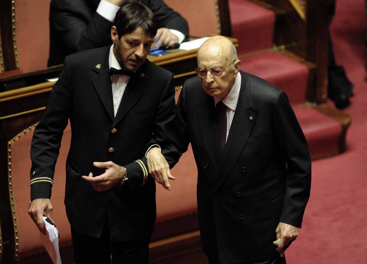Lo "show" di Napolitano durante il voto al Senato