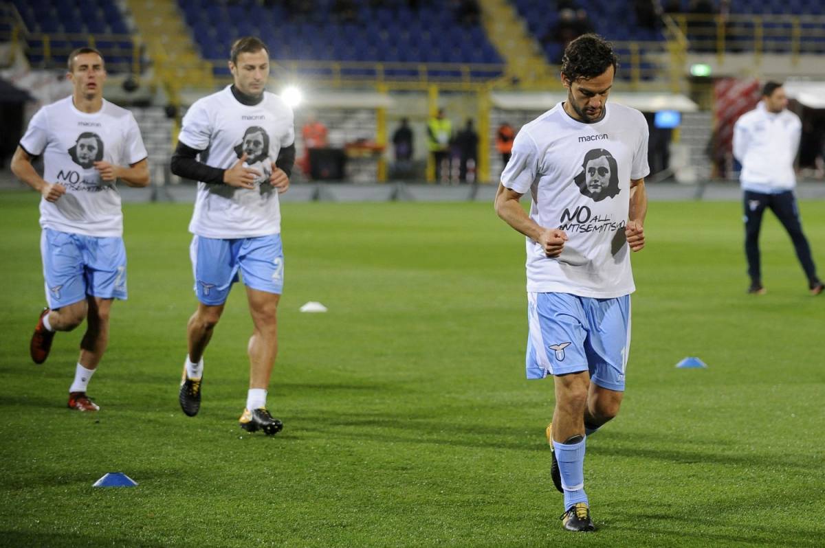 Lazio in campo con le maglie anti razziste. Ma i tifosi cantano "Me ne frego"