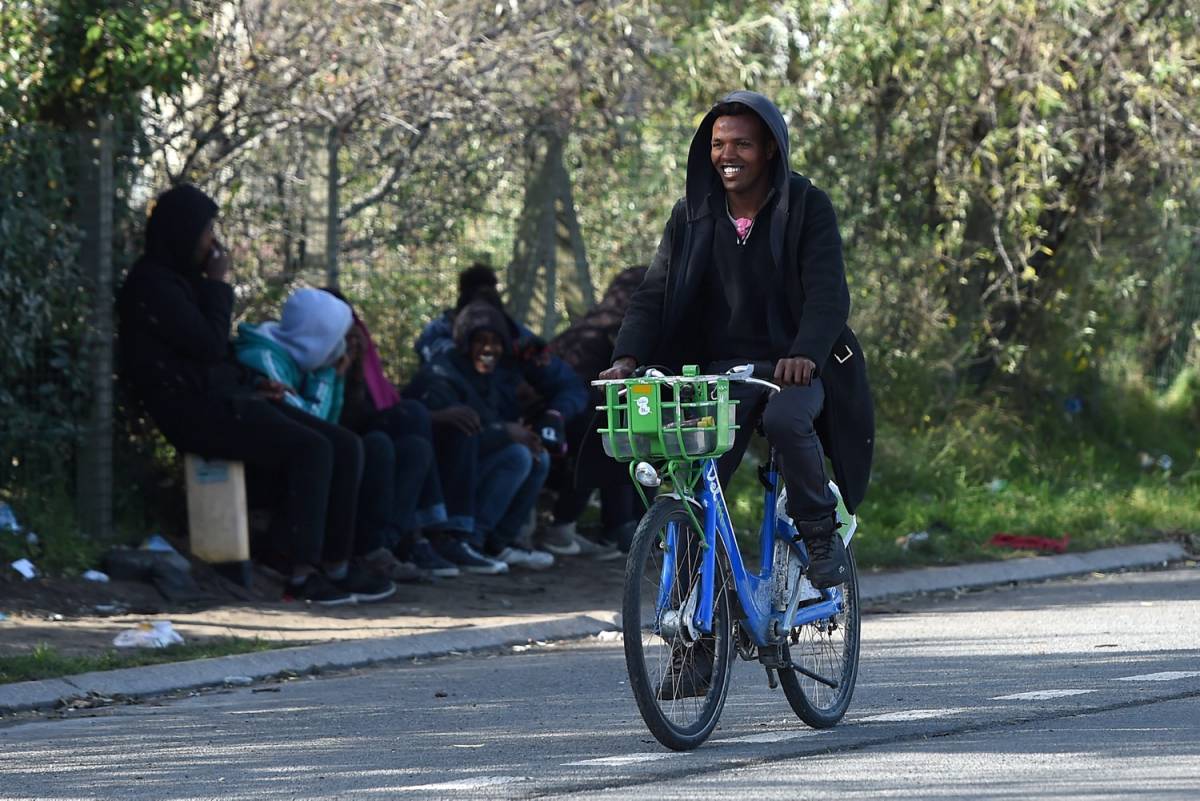 Migrante fermato dalla polizia: "Dove hai rubato la bici?" Ma era la sua