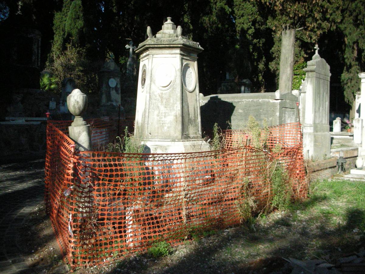 Degrado e furti tra le tombe: quei cimiteri capitolini saccheggiati e abbandonati