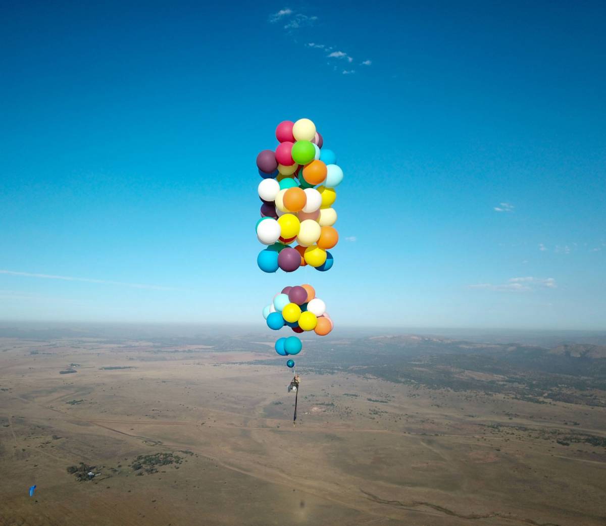 In volo su Johannesburg con centinaia di palloncini 