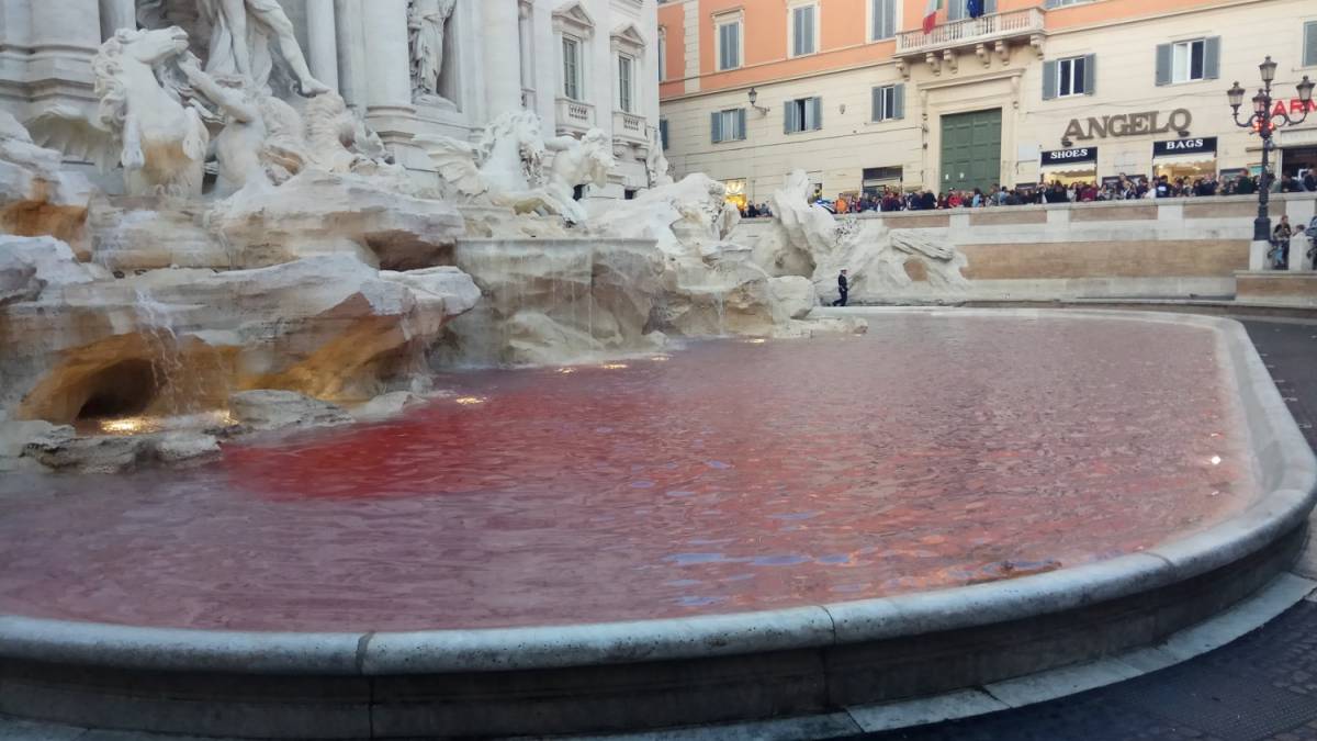Getta del colorante rosso nella Fontana di Trevi
