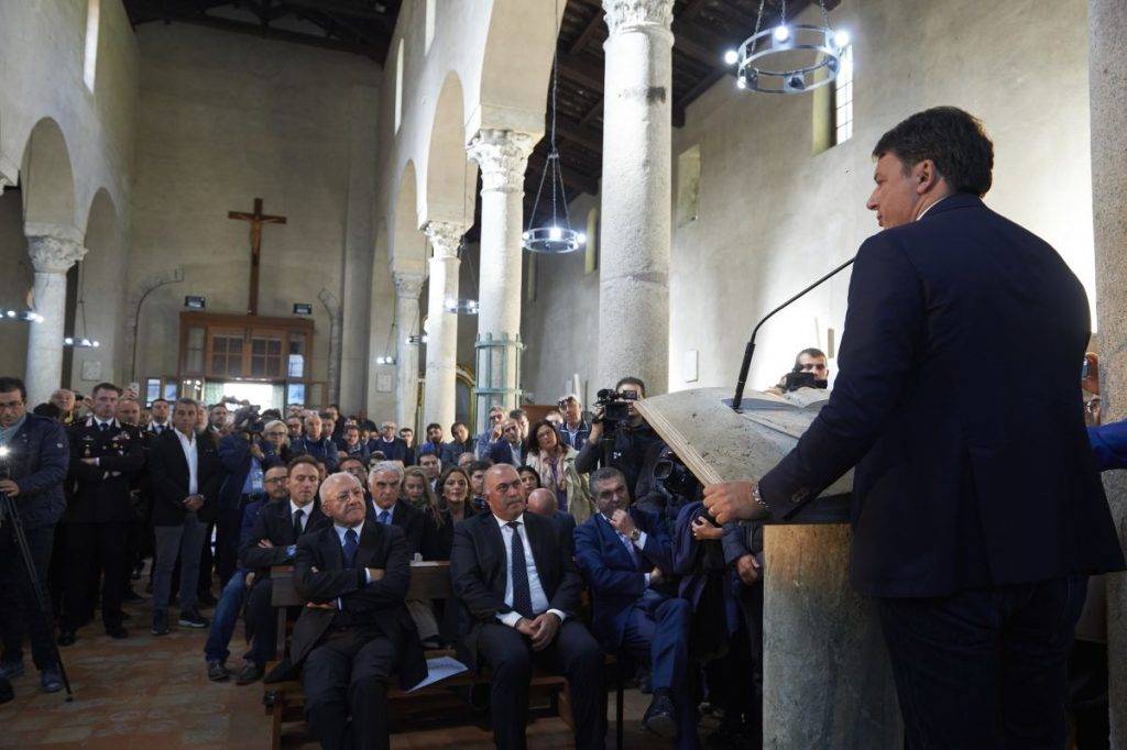 Renzi si traveste da «don Matteo»: comizio nella basilica di Paestum