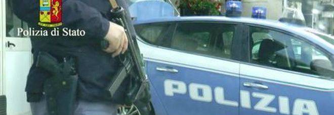 Rapinatore aggredisce la polizia a Roma: gli agenti lo feriscono