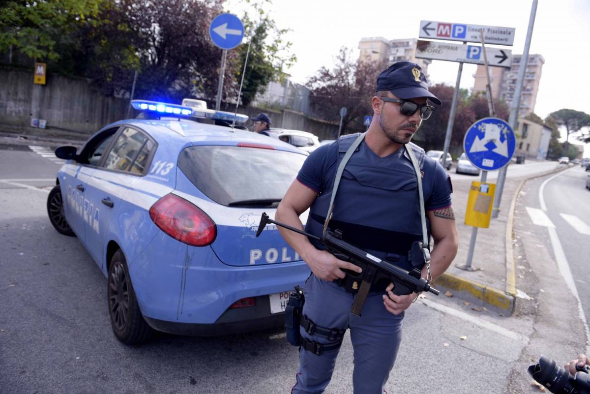 Napoli, due uomini mascherati sparano quattro colpi contro la polizia