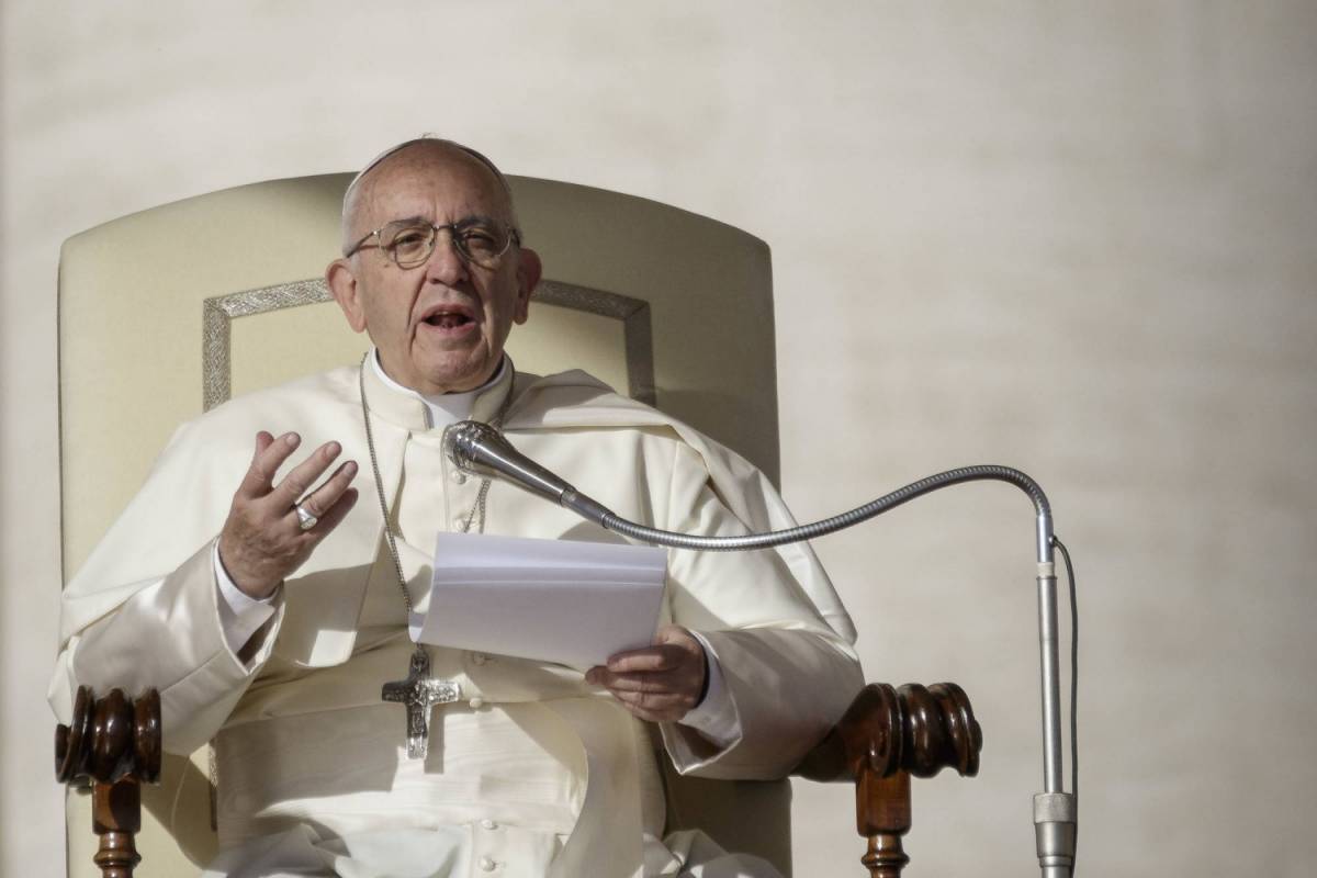 Il Papa: "Basta cellulari a messa, ​anche per preti e vescovi"