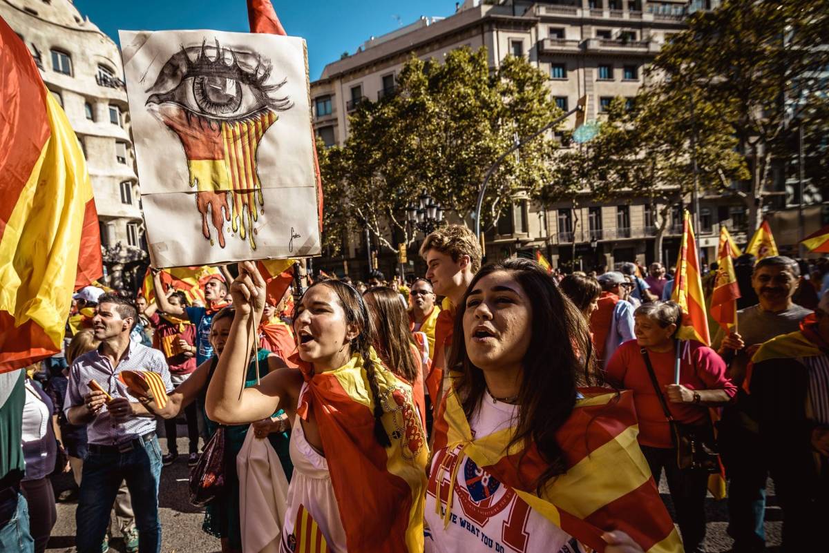 Barcellona, scendono in piazza i catalani che vogliono restare con la Spagna