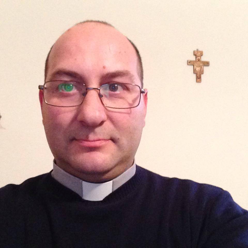 Il prete e il rosario su Facebook: "Insulti dagli estremisti islamici"