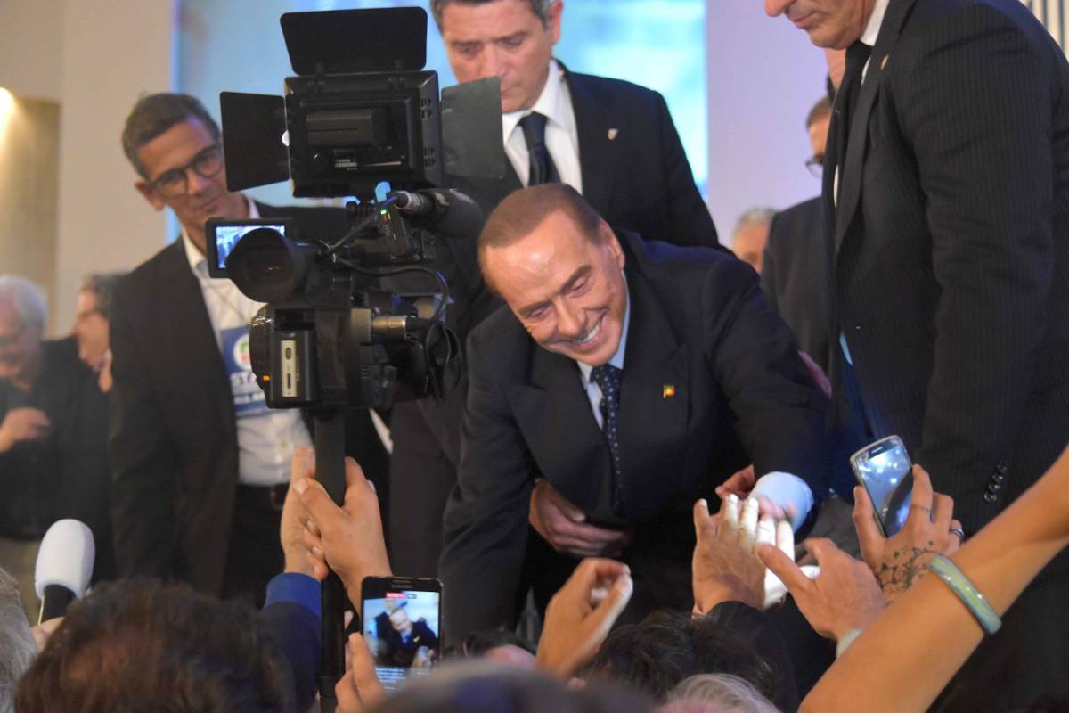 La sfida del Cavaliere al voto: il logo "Berlusconi presidente"