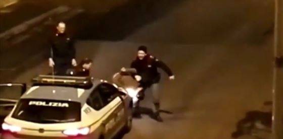 "Ora vi spacco la faccia" Romeno attacca agenti: poliziotto gli dà un calcio