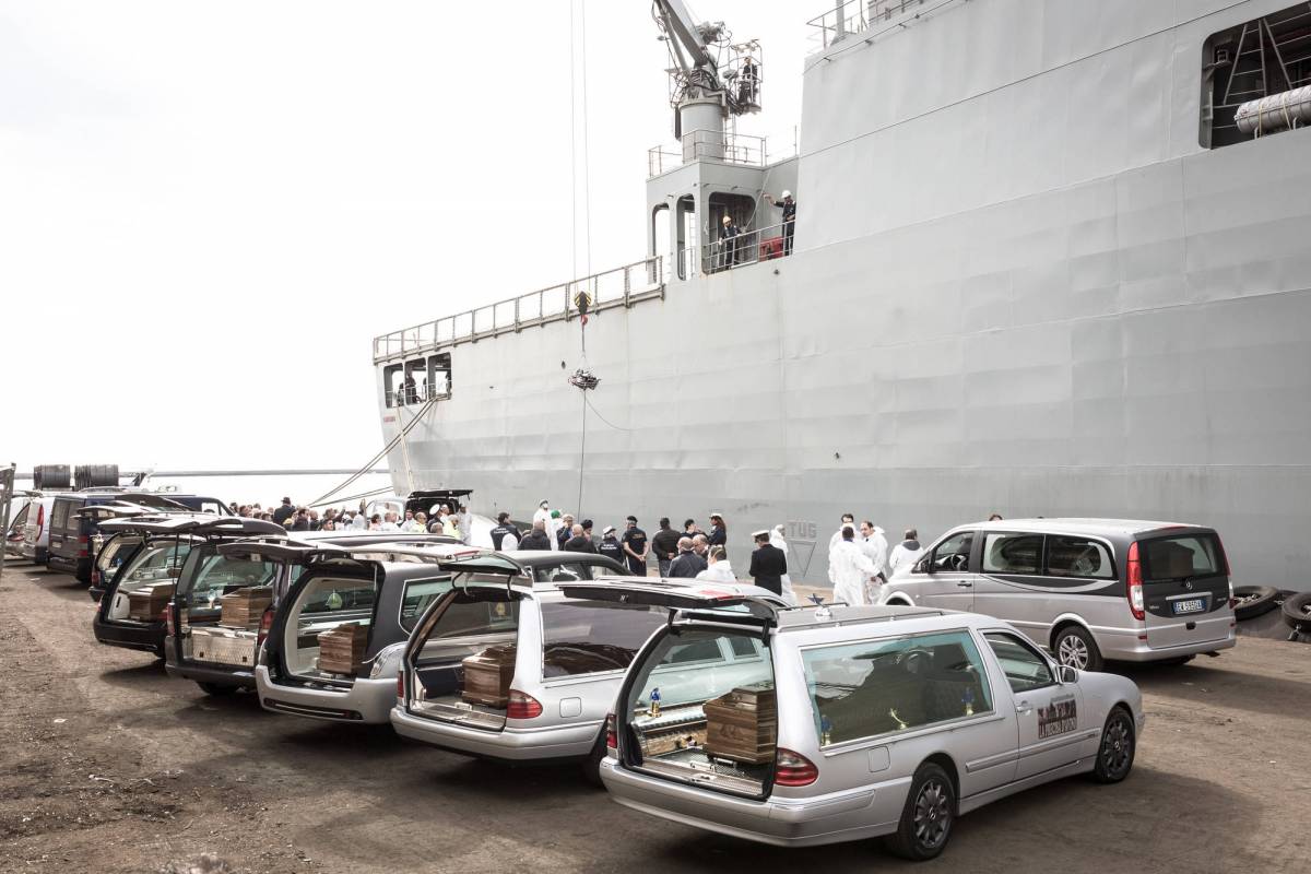 Naufraga nell'Egeo il barcone delle donne: ventisei cadaveri sbarcati al porto di Salerno