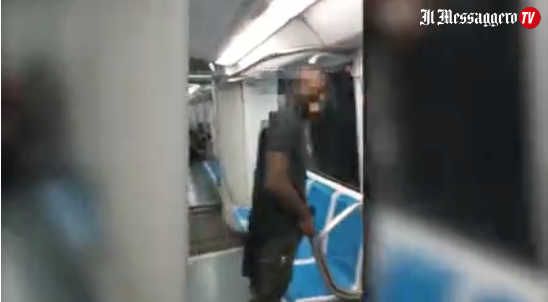 Roma, urina in metro davanti a tutti ​Il video choc finisce sui social