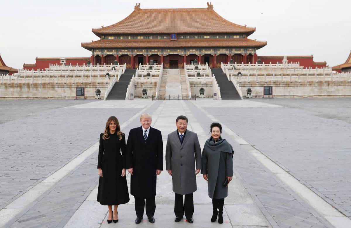 Miliardi e diplomazia. Trump sbarca in Cina accolto da imperatore