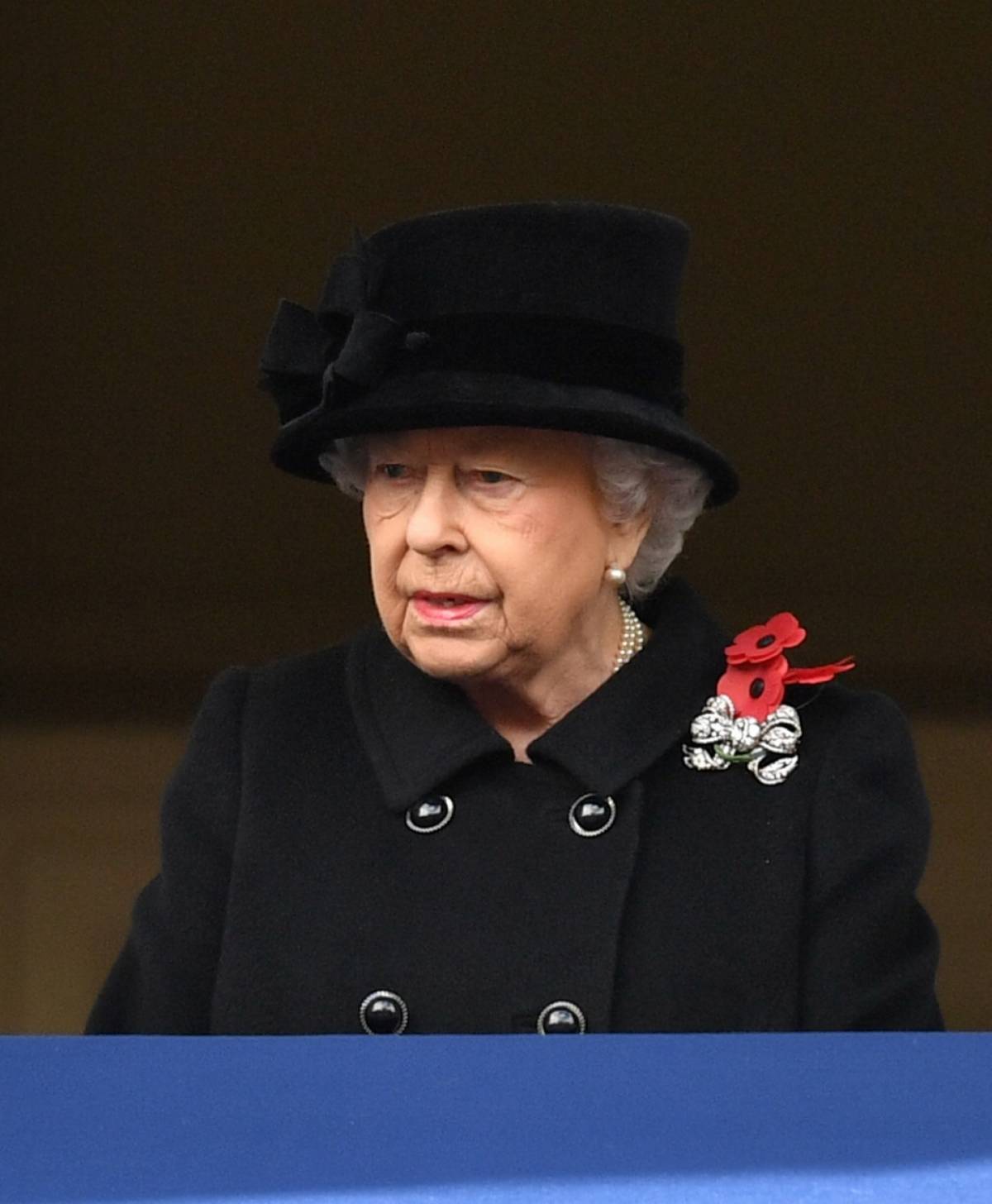Londra, la Regina Elisabetta per la prima volta non depone i fiori per i caduti
