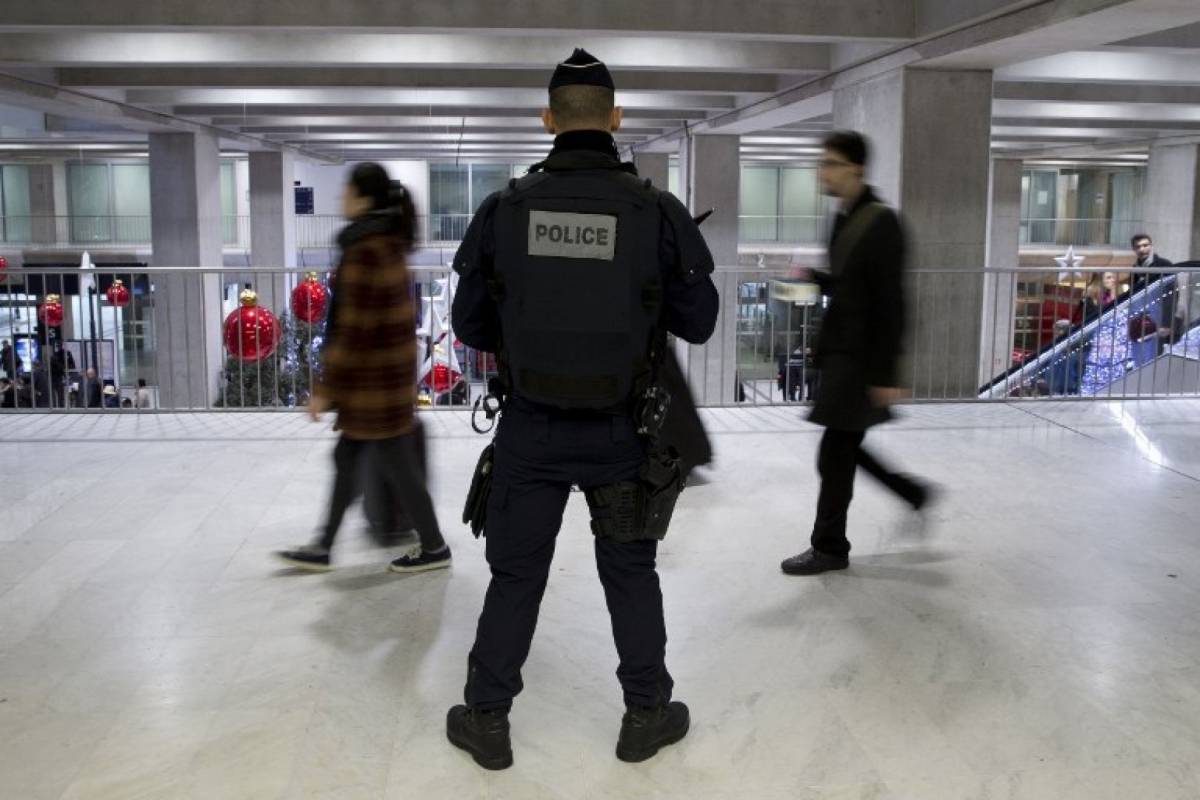 La disavventura di un italiano a Parigi Prigioniero in aeroporto per un "vaffa..."
