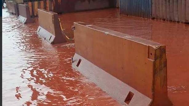 Taranto, fiume rosso lungo le strade vicino all'Ilva