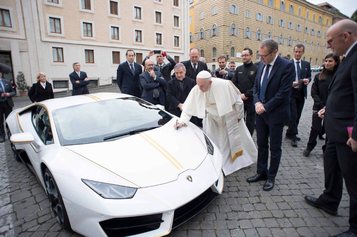 Il Papa ha messo all'asta una Lamborghini