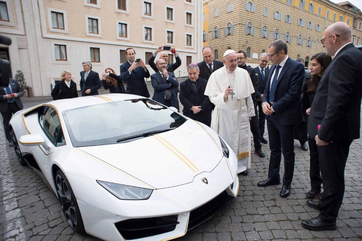 La Lamborghini regalata al Papa frutta 715mila euro all'asta