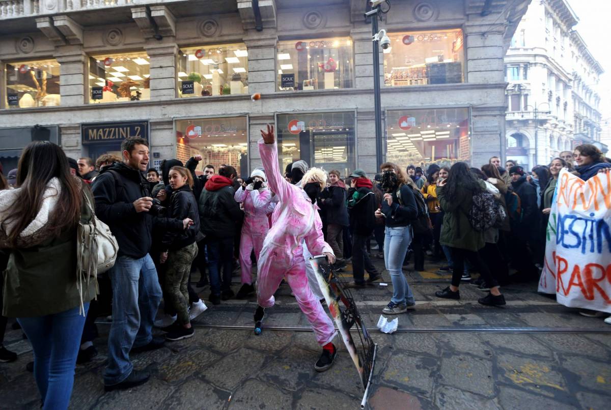 Studenti vandalizzano Milano per dire "sì" allo ius soli