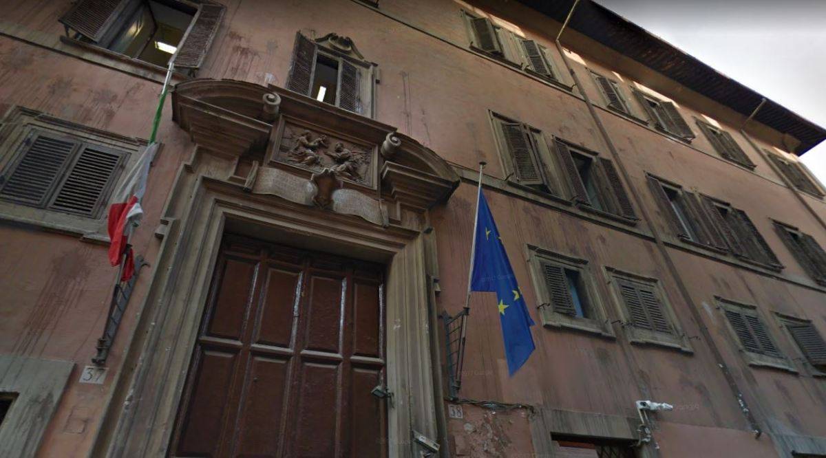 Liceo Virgilio, si stacca tegola dal tetto: ferita una studentessa