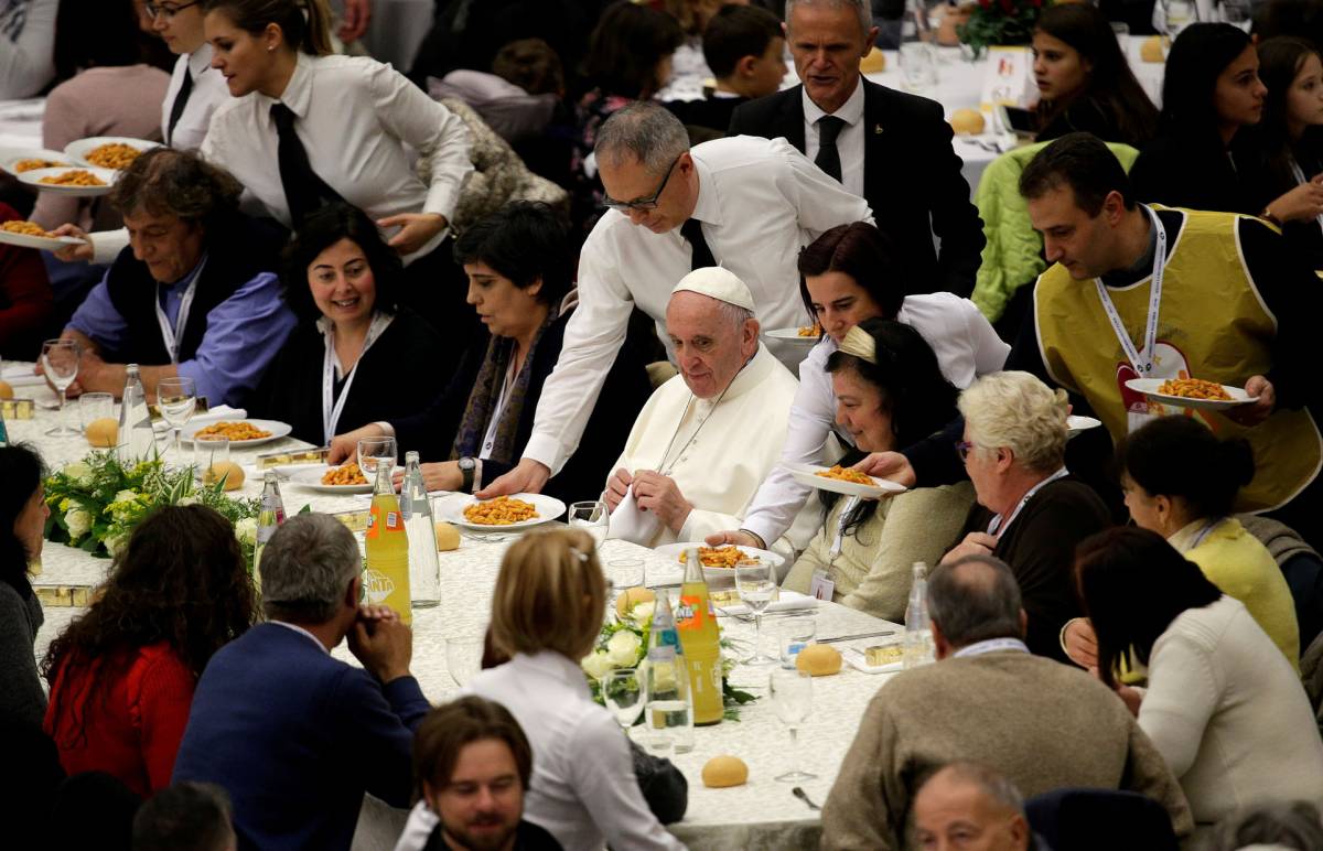 Papa Francesco pranza con 1500 poveri