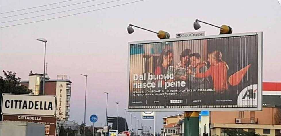 Cittadella, scivola lettera del cartellone pubblicitario: l'annuncio è hot