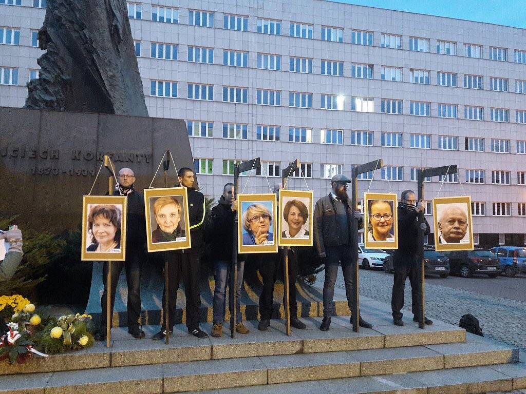 Sei deputati della Ue sulla forca: protesta choc in Polonia
