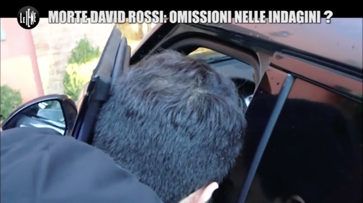 David Rossi, il pm incastra la testa dell'inviato de le Iene nello sportello