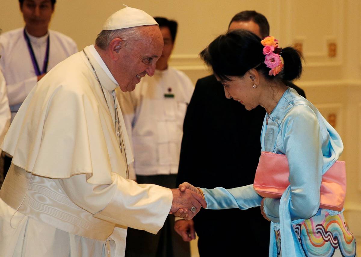 Il Papa richiama San Suu Kyi: "La pace è rispetto di ogni etnia"