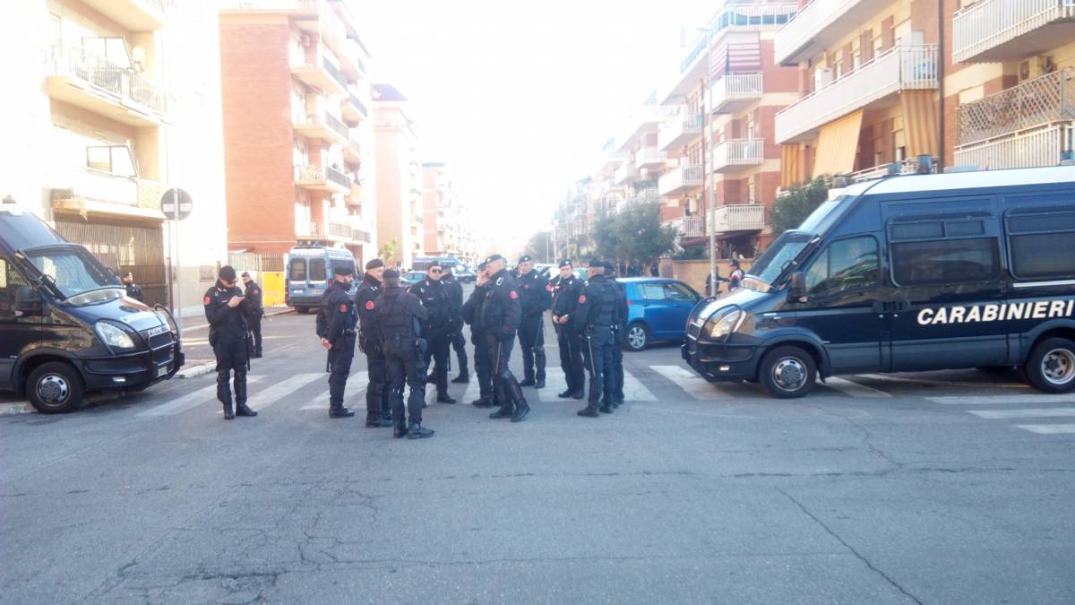 Maxi blitz delle forze dell'ordine a Ostia: si cercano armi e droga
