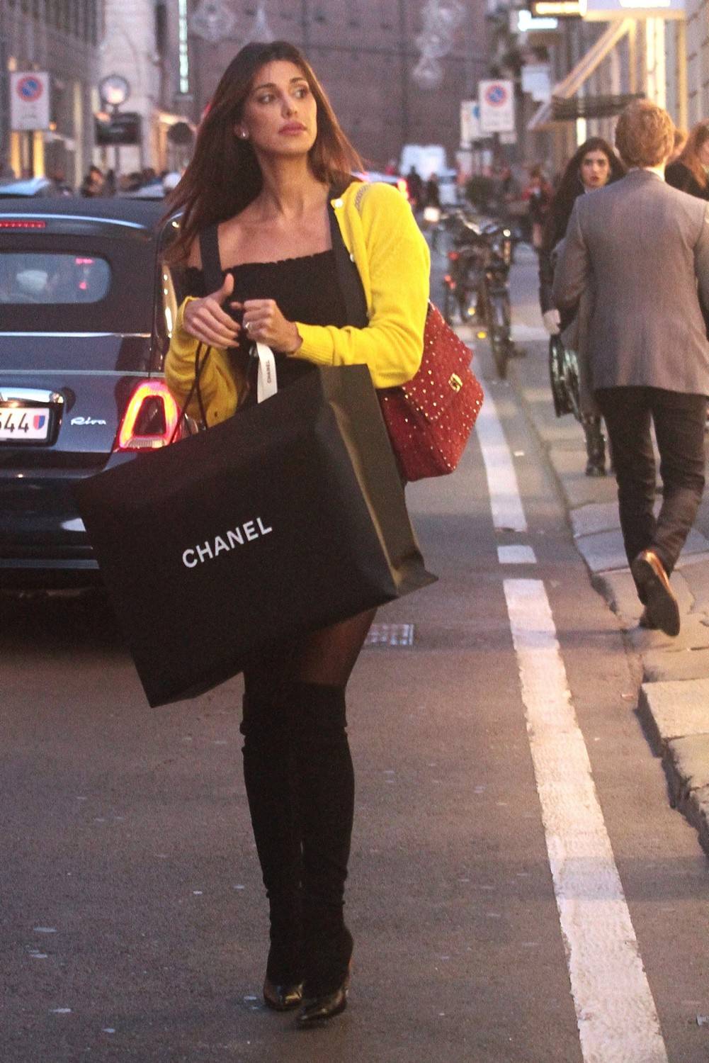Spese pazze per Belen: la showgirl spende 5000 euro per una borsa e un paio di scarpe