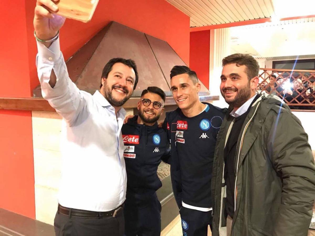 Insigne si scatta un selfie con Salvini e i tifosi del Napoli lo insultano