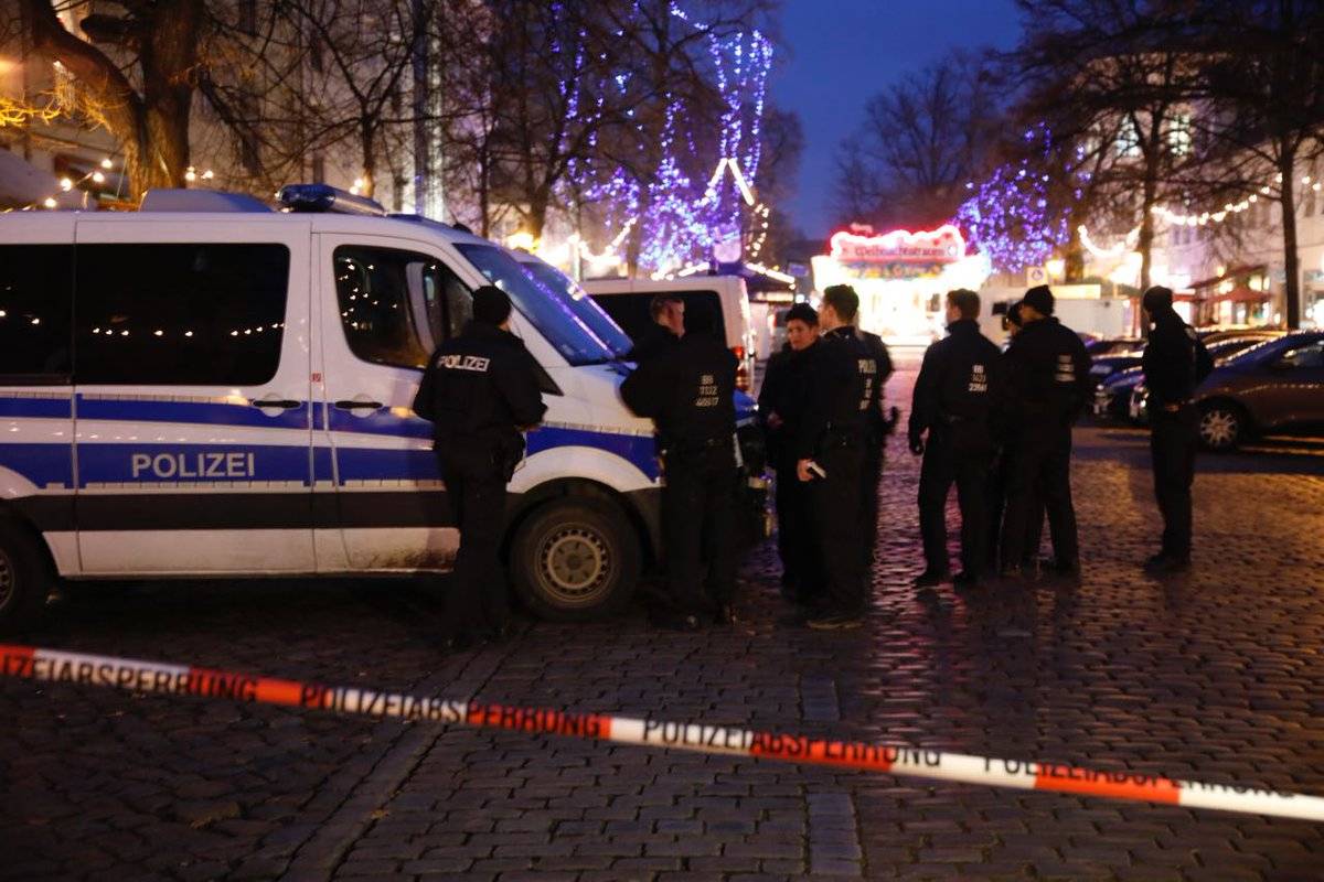 Germania, paura al mercatino di Natale: "Trovato esplosivo"