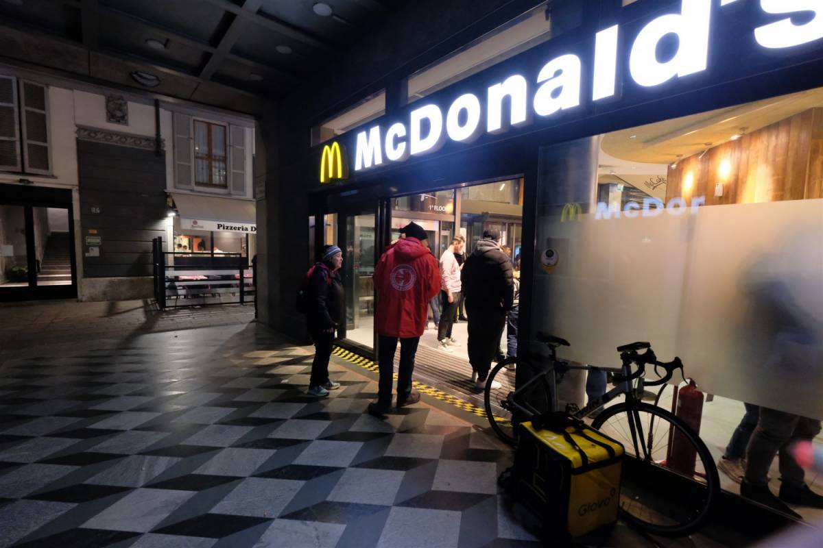 Vigilante di McDonald's accoltellato da maghrebini Il centrodestra sveglia Sala