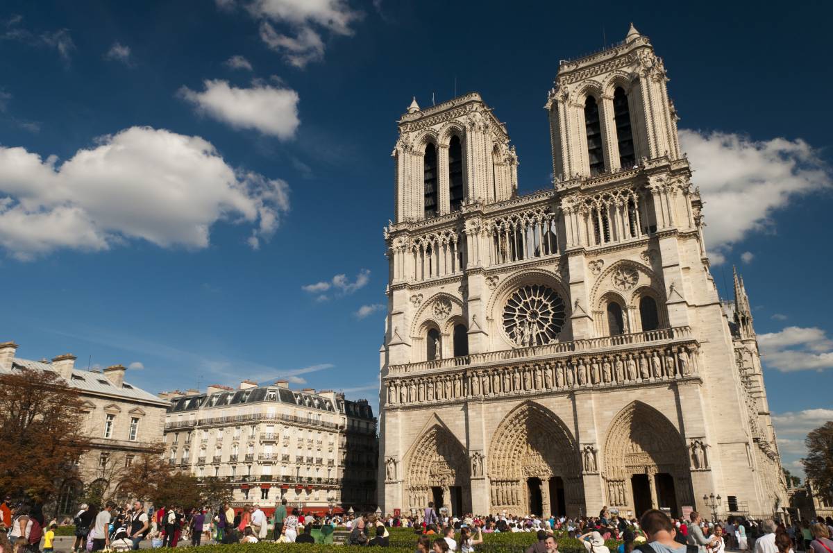 Notre-Dame cade a pezzi E la Francia ultra-laica chiede fondi agli stranieri