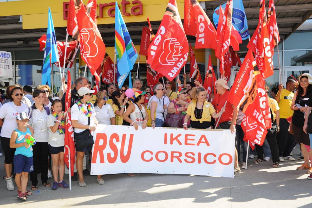 I dipendenti di Ikea Corsico in sciopero per la mamma licenziata