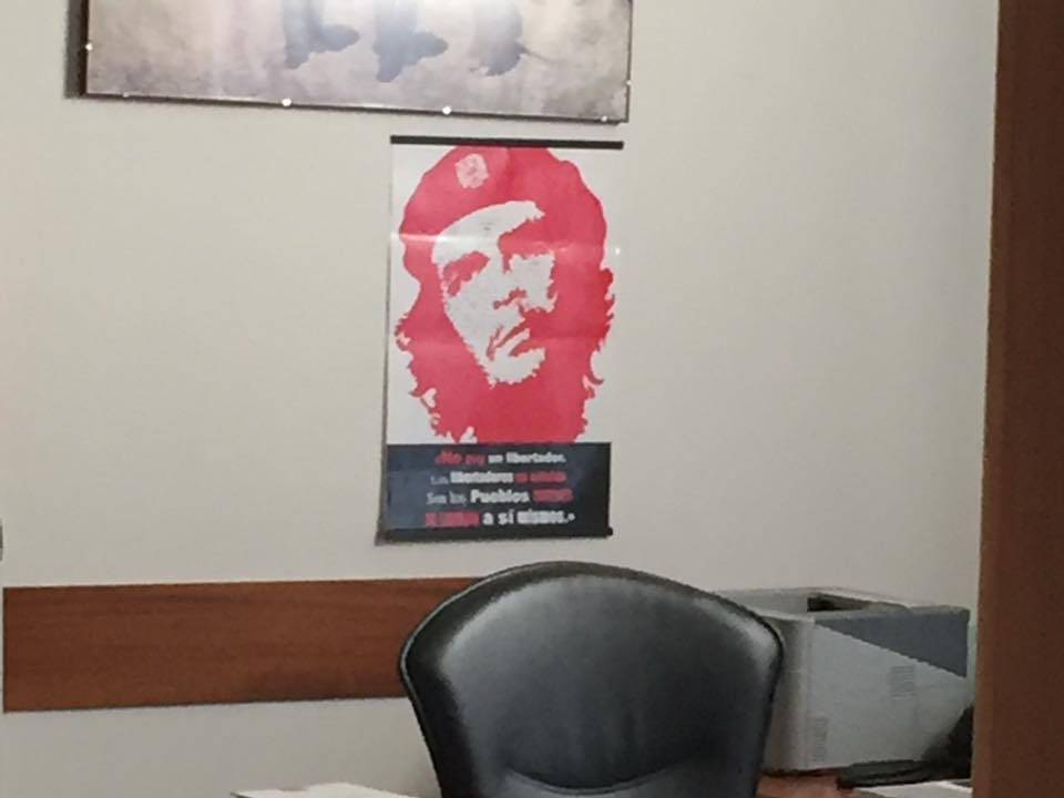 Bandiera "nazista", bufera su poster del Che nell'ufficio del consigliere Pd