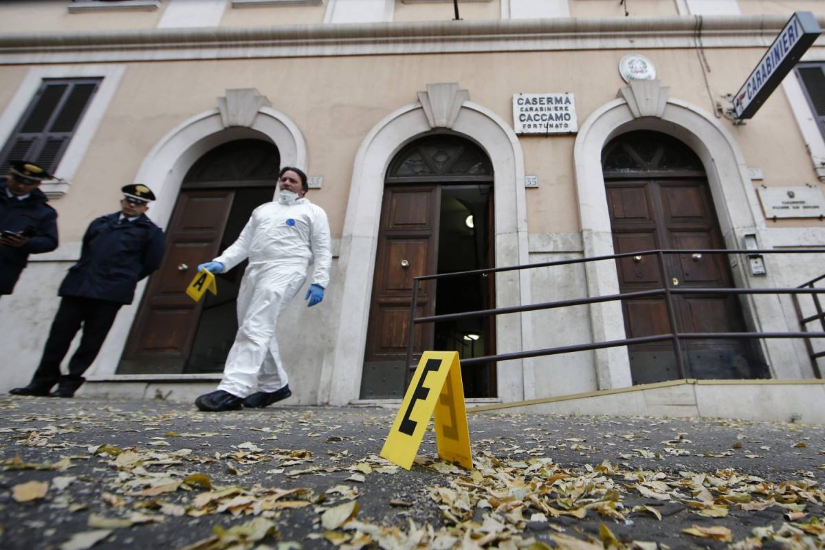 Roma, attacco ai carabinieri: ​bomba davanti alla caserma